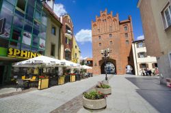 Una tipica stradina di ciottoli nel centro storico di Olsztyn, Polonia. La via si conclude con una porta d'ingesso e di uscita realizzata in stile gotico - © Mariusz Switulski / Shutterstock.com ...