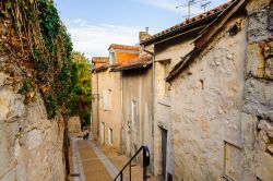 Una tipica viuzza del borgo medievale di Perigueux, Francia.
