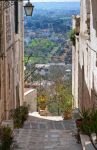 Una tipica viuzza del centro storico di Cisternino, Puglia.
