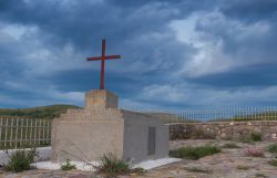 Una tomba greco ortodossa in un vecchio cimitero di Agios Efstratios, Grecia.
