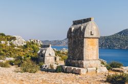 Una tomba licia su una collina di Simena, Turchia. Le uniche testimonianze che parlano della religiosità di questo popolo sono  i magnifici monumenti funebri che ancora oggi si possono ...