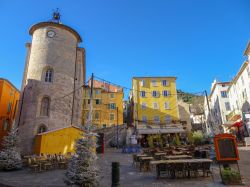 Una torre antica nel centro storico di Hyères, Francia. A fianco le tipiche case in stile provenzale. 

