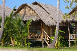 Una tradizionale casa in legno e paglia su una spiaggia di Koh Pha Ngan, Thailandia.

