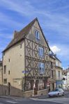 Una tradizionale casa medievale a graticcio nel centro di Poitiers, Francia - © Walencienne / Shutterstock.com