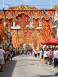 Una tradizionale festa nel centro di Zabbar con le strade decorate, Malta: abitanti e turisti partecipano numerosi - © Renata Apanaviciene / Shutterstock.com