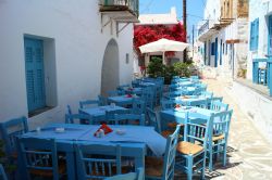 Una tradizionale taverna con sedie e tavoli nel villaggio di Chorio sull'isola di Kimolos, Grecia.
