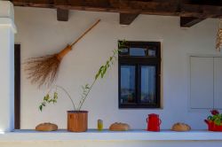 Una tradizionale veranda decorata nel villaggio di Holloko, sito Unesco, Ungheria - © GTS Productions / Shutterstock.com