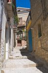 Una tradizionale viuzza nel centro storico di Sant'Agata di Puglia, Italia.
