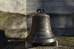 Una vecchia campana di chiesa a Lindau, Germania.
