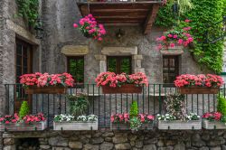 Francia, regione Auvergne Rhône-Alpes: una vecchia casa in pietra nel borgo di Yvoire - © Walkingmap / Shutterstock.com