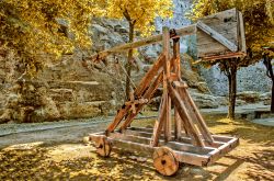 Una vecchia catapulta in legno ospitata nel centro di Offagna, Ancona, Marche. 
