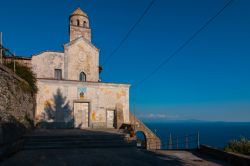 Una vecchia chiesa nel villaggio di Furore, Campania. Questa cittadina fa parte dei borghi più belli d'Italia e dal 1997 è patrimonio mondiale Unesco.

