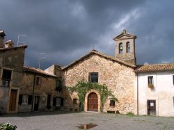 Una vecchia chiesa vicino alla città di Ladispoli, coste settentrionali del Lazio