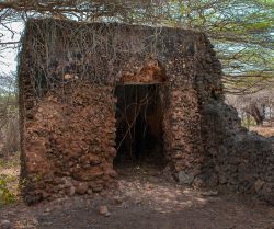 Una vecchia costruzione del villaggio di Takwa, Manda Island, Kenya. I materiali con cui vengono edificate le case sono di provenienza locale: calcare corallino e legno di mangrovia.
