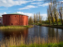 Una vecchia fortezza in mattoni nella cittadina di Malmo, Svezia.
