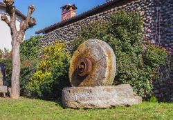 Una vecchia macina da mulino a Ricetto di Candelo, ...
