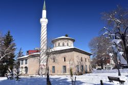 Una vecchia moschea a Samokov in Bulgaria. fotografata in inverno.