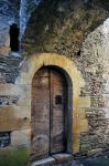 Una vecchia porta in legno nella città di Estaing, Francia.
