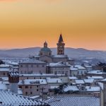 Una veduta del borgo medievale di Trevi, Umbria, al tramonto con la neve. Sorta in epoca romana nei pressi della via Flaminia e delle rive del Clitunno, Trevi è la città dell'olio ...