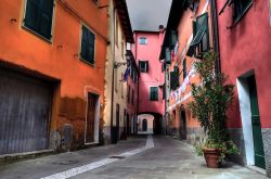 Una veduta del centro città di Brugnato, La Spezia, Italia. Anche con il cielo grigio, il borgo è una delle perle liguri.
