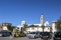 Una veduta del centro di La Marsa in Tunisia uno dei sobborghi della capitale, nota per le sue spiagge. - © ColorMaker / Shutterstock.com