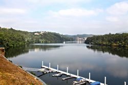 Una veduta del fiume Douro, Portogallo. Secondo fiume per lunghezza della penisola iberica, il Douro attraversa molte città portoghesi prima di sfociare vicino a Oporto.
