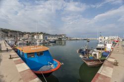 Una veduta del porto di Arenys de Mar, provincia di Barcellona, Spagna. E' dotato anche di un ampio spazio per imbarcazioni sportive e da diporto e durante l'estate diventa meta di molti ...