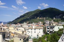 Una veduta di Chiavari dall'alto, Liguria. Il nucleo urbano si estende alla destra del fiume Entella che qui sfocia al termine della piana alluvionale dividendo a est la città dall'attigua ...