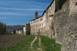 Una veduta fuori dalle mura di Bevagna, Umbria, Italia. A circondare questo grazioso borgo umbro è una rigogliosa campagna. 



