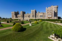 Una veduta panoramica del castello di Windsor nei pressi di Londra, Regno Unito. Occupa un'area di circa 11 ettari e combina elementi di fortificazione, di palazzo e di piccola città.
 ...