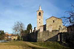 Una veduta panoramica del centro storico della città di Pombia in Piemonte - © Alessandro Vecchi - CC BY-SA 3.0 - Wikipedia