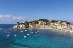 Una veduta panoramica della Baia del Silenzio a Sestri Levante, Liguria. E' una delle località più conosciute e apprezzate della Liguria graize alla sua incantevole spiaggia ...