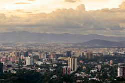 Una veduta panoramica di Città del Guatemala nel tardo pomeriggio. Fu fondata nel 1620 dagli spagnoli sulle rovine di un antico insediamento maya.
