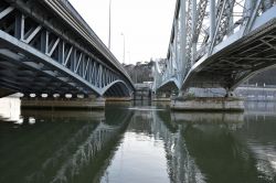 Una veduta sulle acque del quartiere Confluence a Lione, Francia. Questa nuova area si trova nella zona sud di Lione dove confluiscono i due fiumi, Rodano e Saona.
