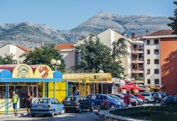 Una via con negozi e case nel centro storico di Trebinje, Bosnia Eerzegovina - © Fotokon / Shutterstock.com