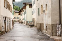 Una via del borgo storico di Predazzo in Val di Fiemme, Trentino-Alto Adige