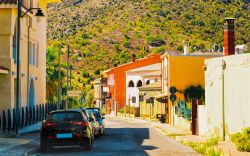 Una via del centro di Domus de Maria in provincia di Cagliari, Sardegna del sud