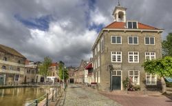 Una via del centro di Schiedam, Olanda. Questa località fa parte dell'area metropolitana di Rotterdam.
