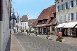 Una via del centro storico di Beaune, Borgogna, Francia - © Edward Haylan / Shutterstock.com