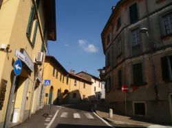 Via Mazzini, una via del centro storico di Binago in Lombardia - © leochiodojeans / mapio.net
