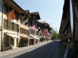 Una via del centro storico di Buren an der Aare in Svizzera - © Raphoton / Shutterstock.com