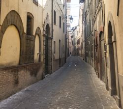 Una via del centro storico di Camerino nelle Marche