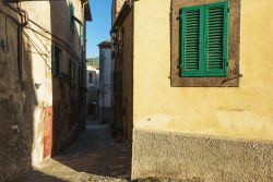 Una via del centro storico di Castel del Piano in Toscana

