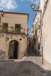 Una via del centro storico di Castelcivita in Campania