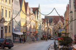 Una via del centro storico di Donauworth decorata durante il Natale, Baviera, Germania - © Shujaa_777 / Shutterstock.com