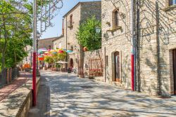 Una via del centro storico di Guardia Perticara, Basilicata. Siamo in provincia di Potenza, in uno dei paesi che fanno parte del circuito dei borghi più belli d'Italia.
