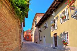 Una via del centro storico di Guarene in Piemonte.
