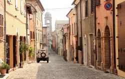 Una via del centro storico di mondaino, borgo medievale del riminese. - © Natalia Svistunova / Shutterstock.com