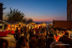 Una via del centro storico di Montepulciano con il mercatino natalizio, Toscana.

