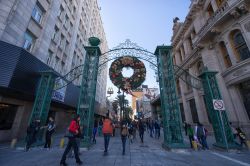 Una via del centro storico di Monterrey, Messico: qui si affacciano negozi e attività commerciali - © Barna Tanko / Shutterstock.com